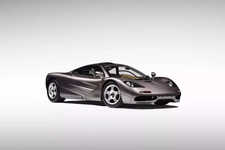Ngay từ khi ra mắt, giá xe McLaren F1 bán 845.000 đô la, nhưng tổng cộng 106 chiếc siêu xe McLaren F1 ra đời đều đã có chủ nhân, nhưng tất cả đều không độc bản và độc lạ như xe trong bài viết này, vì cuộc đời của nó chỉ gắn liên với 4 bức tường bao quanh ở garage xe, may mắn lắm mới có chút ánh sáng khi được mang đi bảo dưỡng hay đấu giá.