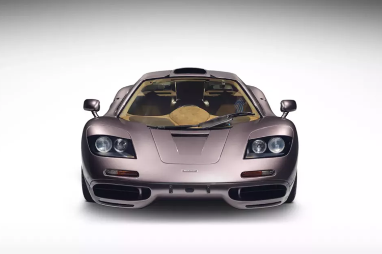 Đó là chiếc siêu xe triệu đô McLaren F1 mang số khung 029, và nó dường như chưa 1 lần được nhìn thấy lăn bánh trên đường, nơi nó xuất hiện nhiều nhất có lẽ là các cuộc trưng bày hay đấu giá, chính vì thế, số đồng hồ công tơ mét của xe khi được mang ra đấu giá vào giữa năm nay chỉ vỏn vẹn 410 km.