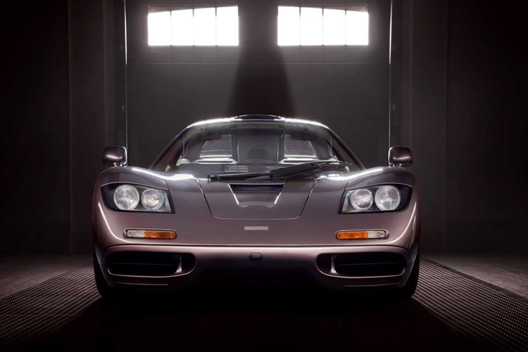 Dòng siêu xe McLaren F1 được thai nghén trong một lần ban lãnh đạo của hãng McLaren đang ngồi ở sân bay để trở về Anh sau khi xem chặng đua Công thức 1 tại Ý vào năm 1988 và 4 năm sau đó, hãng McLaren cùng nhà thiết kế Gordon Murray mới có thể cho ra đời mẫu siêu xe có 3 chỗ ngồi rất độc đáo này và giới hạn số lượng sản xuất chỉ 106 cùng với đó là bán ra từ năm 1992 đến năm 1998.