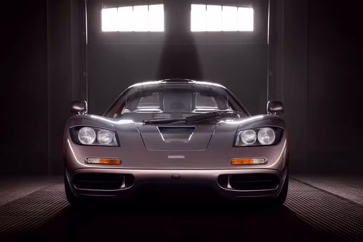 Dòng siêu xe McLaren F1 được thai nghén trong một lần ban lãnh đạo của hãng McLaren đang ngồi ở sân bay để trở về Anh sau khi xem chặng đua Công thức 1 tại Ý vào năm 1988 và 4 năm sau đó, hãng McLaren cùng nhà thiết kế Gordon Murray mới có thể cho ra đời mẫu siêu xe có 3 chỗ ngồi rất độc đáo này và giới hạn số lượng sản xuất chỉ 106 cùng với đó là bán ra từ năm 1992 đến năm 1998.