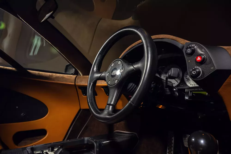 Dù cuộc đời của chiếc xe McLaren F1 này khá buồn khi không được chủ nhân lái ra đường, nhưng những người sở hữu nó đã vui mừng, vì còn hơn cả trúng số, khi giá giá tăng vài chục lần.