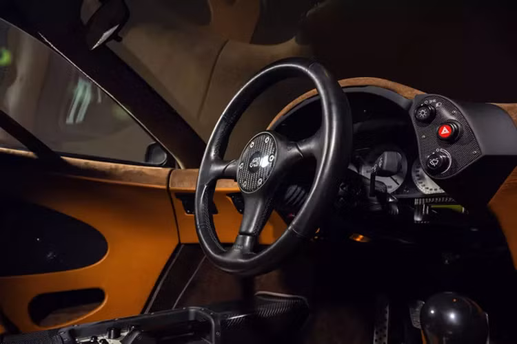 Dù cuộc đời của chiếc xe McLaren F1 này khá buồn khi không được chủ nhân lái ra đường, nhưng những người sở hữu nó đã vui mừng, vì còn hơn cả trúng số, khi giá giá tăng vài chục lần.