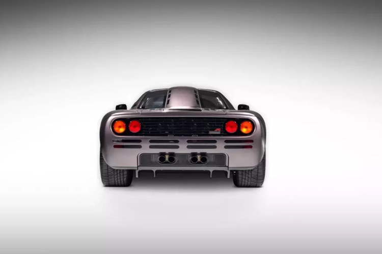 Chủ đầu tiên là 1 nhà sưu tập Nhật Bản, sau đó, xe đến Mỹ, nhưng số phận cũng không khá hơn. Chiếc xe McLaren F1 này mang màu nâu Creighton, cùng nội thất màu Light Tan kết hợp nâu đậm, xe có rất nhiều chi tiết mạ vàng.