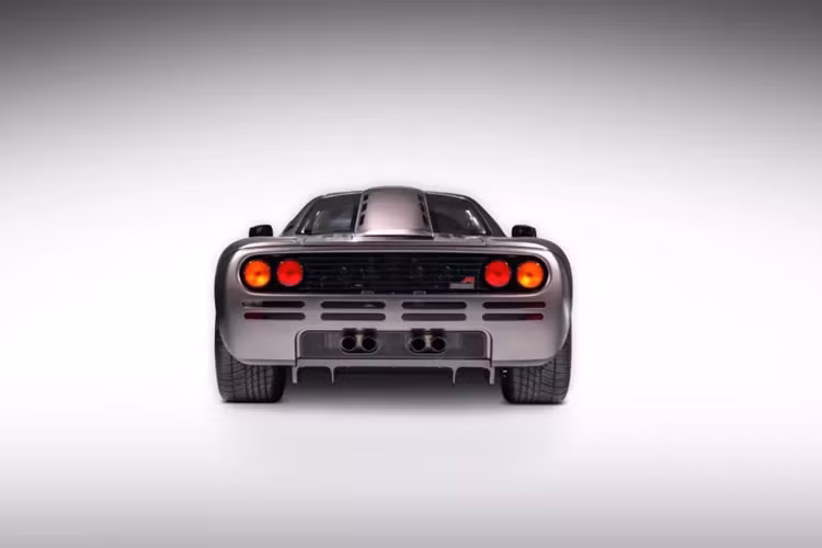 Chủ đầu tiên là 1 nhà sưu tập Nhật Bản, sau đó, xe đến Mỹ, nhưng số phận cũng không khá hơn. Chiếc xe McLaren F1 này mang màu nâu Creighton, cùng nội thất màu Light Tan kết hợp nâu đậm, xe có rất nhiều chi tiết mạ vàng.