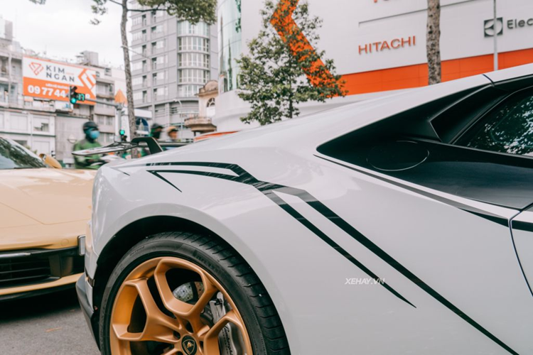 Động cơ kết hợp cùng hộp số tự động 7 tốc độ và hệ dẫn động 4 bánh toàn thời gian, nhờ đó, chiếc siêu xe Lamborghini Huracan LP610-4 chỉ mất thời gian 3,2 giây để tăng tốc từ vị trí xuất phát lên 100 km/h trước khi đạt vận tốc tối đa 325 km/h.