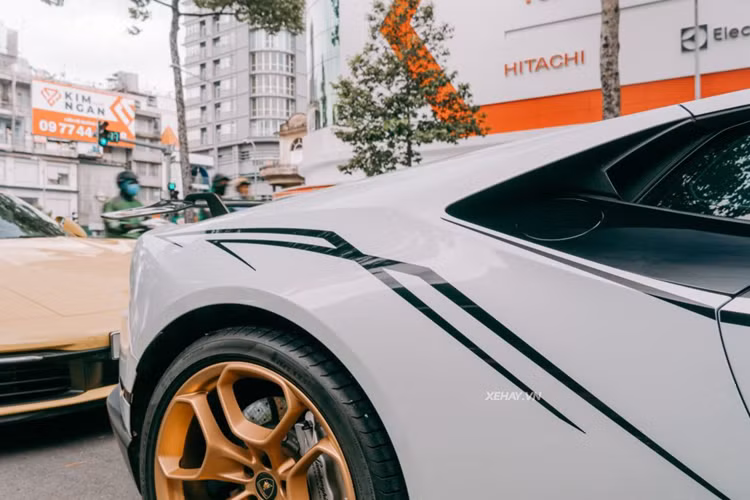 Động cơ kết hợp cùng hộp số tự động 7 tốc độ và hệ dẫn động 4 bánh toàn thời gian, nhờ đó, chiếc siêu xe Lamborghini Huracan LP610-4 chỉ mất thời gian 3,2 giây để tăng tốc từ vị trí xuất phát lên 100 km/h trước khi đạt vận tốc tối đa 325 km/h.