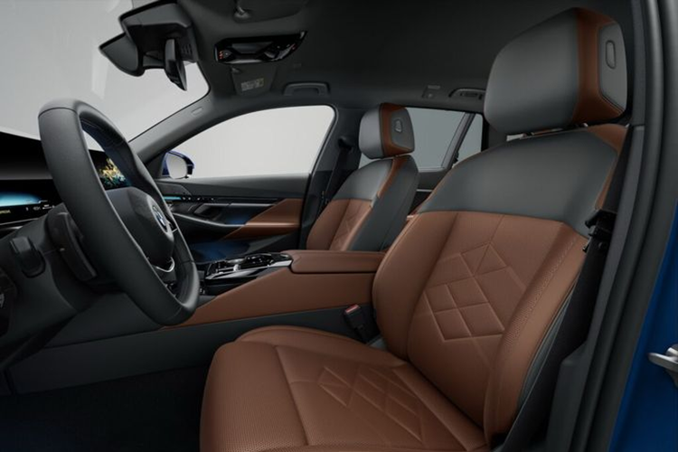 Di chuyển vào bên trong, BMW 5-Series Touring 2024 có nội thất hiện đại với điểm nhấn là màn hình cong bao gồm cụm đồng hồ kỹ thuật số 12,3 inch và màn hình trung tâm 14,9 inch. Hệ thống thông tin giải trí tích hợp iDrive 8.5, hỗ trợ truyền phát video, chơi game, Android Auto và Apple CarPlay.