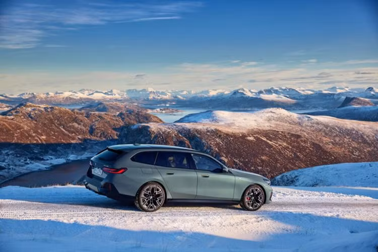 BMW 5-Series 2024 còn được bổ sung nhiều tính năng hỗ trợ lái xe bán tự động. Trong đó, nổi bật nhất là tính năng chuyển làn đường chủ động Active Lane Change và hệ thống hỗ trợ lái trên cao tốc Highway Assistant. Với hai trang bị, xe có thể di chuyển tự lái ở vận tốc lên đến 136 km/h và tự động chuyển làn đường bằng cách theo dõi ánh mắt của người lái.