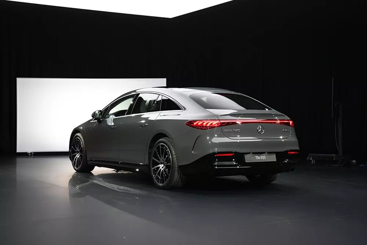 Hiện giá xe Mercedes-Benz EQS 2025 vẫn chưa được công bố. Tại Việt Nam, mẫu xe này hiện có 2 phiên bản là EQS 450+ và EQS 580 4Matic với giá bán dao động từ 4,839 - 5,959 tỷ đồng.