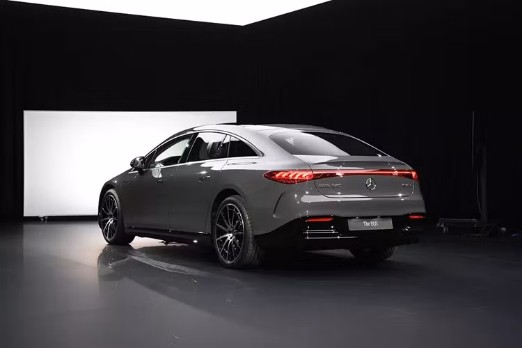 Hiện giá xe Mercedes-Benz EQS 2025 vẫn chưa được công bố. Tại Việt Nam, mẫu xe này hiện có 2 phiên bản là EQS 450+ và EQS 580 4Matic với giá bán dao động từ 4,839 - 5,959 tỷ đồng.