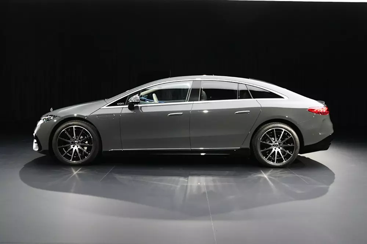 Trong khi đó, những phiên bản dẫn động 4 bánh toàn thời gian của xe sẽ có sức kéo tăng gấp đôi, lên mức 1,7 tấn. Nguồn cung cấp sức mạnh cho xe vẫn là 2 mô-tơ điện nằm trên 2 cầu, tạo ra công suất tổng cộng 380 kW (khoảng 510 mã lực) và mô-men xoắn cực đại 855 Nm.