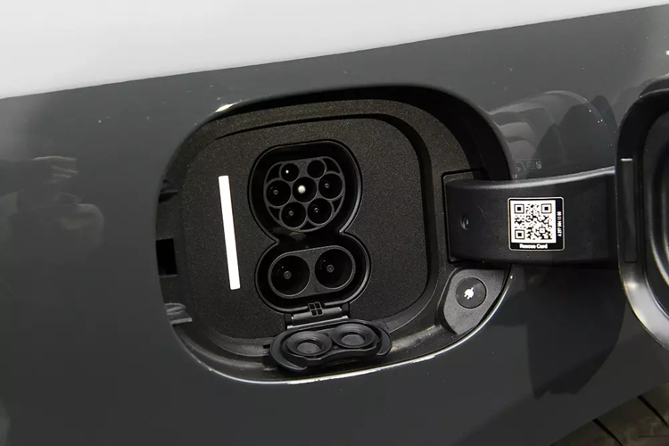 Chưa hết, Mercedes-Benz EQS 2025 còn được bổ sung pin hoàn toàn mới với dung lượng 118 kWh thay vì 108,4 kWh như cũ. Loại pin này đi kèm phần mềm phanh mới, giúp thu hồi năng lượng hiệu quả hơn. Nhờ những thay đổi trên, mẫu xe điện nhà Mercedes-Benz đã được tăng phạm vi di chuyển thêm 82 km (trước là 770km tối đa cho bản pin lớn nhất kèm mô tơ đơn).