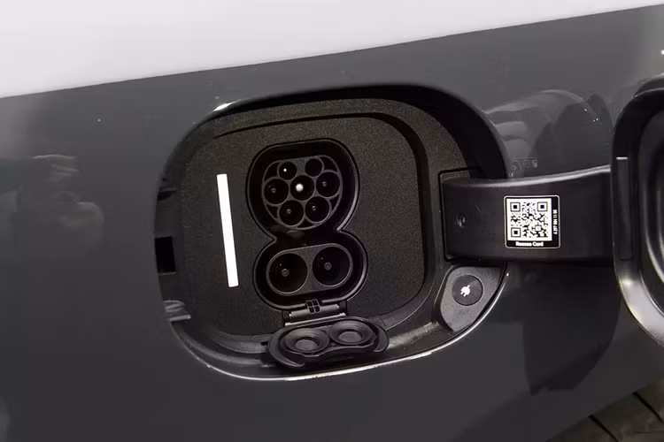 Chưa hết, Mercedes-Benz EQS 2025 còn được bổ sung pin hoàn toàn mới với dung lượng 118 kWh thay vì 108,4 kWh như cũ. Loại pin này đi kèm phần mềm phanh mới, giúp thu hồi năng lượng hiệu quả hơn. Nhờ những thay đổi trên, mẫu xe điện nhà Mercedes-Benz đã được tăng phạm vi di chuyển thêm 82 km (trước là 770km tối đa cho bản pin lớn nhất kèm mô tơ đơn).