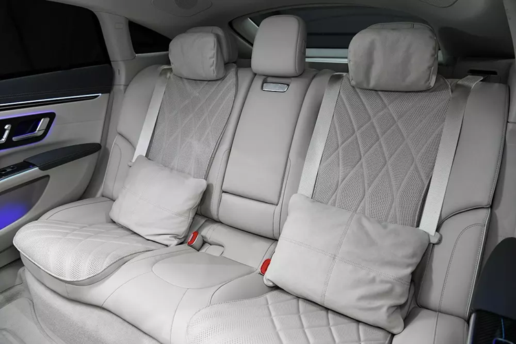 Thay đổi tiếp theo của mẫu ô tô điện này nằm ở bên trong nội thất. Tại đây, xe được bổ sung những điểm nhấn mạ crôm mới và ghế sau với đệm dày hơn 5 mm nhằm mang đến cảm giác thoải mái cho hành khách. Ngoài ra, ghế sau còn có thêm lưng ghế có thể ngả từ 27 - 36 độ chỉ bằng cách bấm nút.