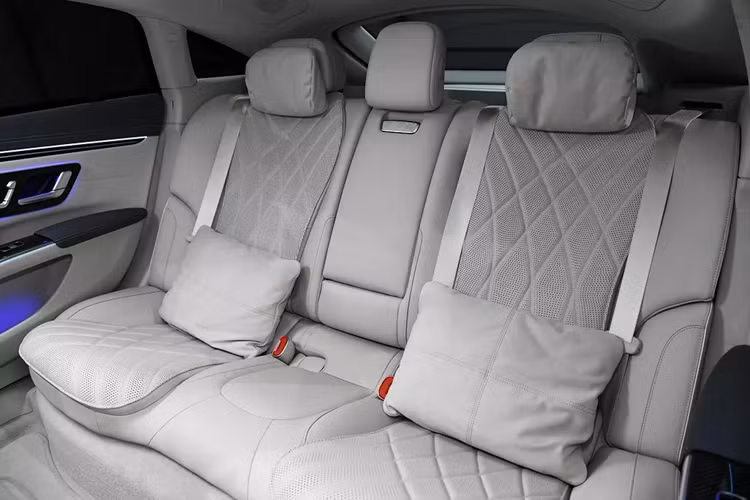 Thay đổi tiếp theo của mẫu ô tô điện này nằm ở bên trong nội thất. Tại đây, xe được bổ sung những điểm nhấn mạ crôm mới và ghế sau với đệm dày hơn 5 mm nhằm mang đến cảm giác thoải mái cho hành khách. Ngoài ra, ghế sau còn có thêm lưng ghế có thể ngả từ 27 - 36 độ chỉ bằng cách bấm nút.