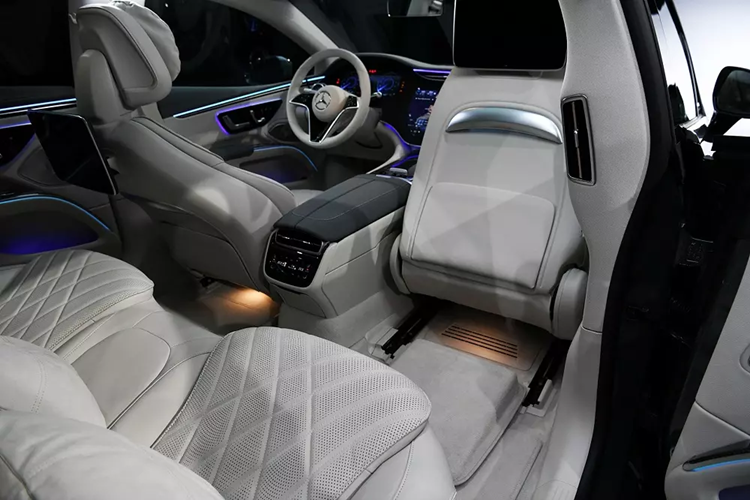 Với gói Executive Interior Package, lưng ghế sau có thể ngả sâu hơn, lên đến 38 độ. Bên cạnh đó là tính năng sưởi ghế, mặt sau của lưng ghế trước tích hợp đèn và tính năng chuyển làn tự động mới.