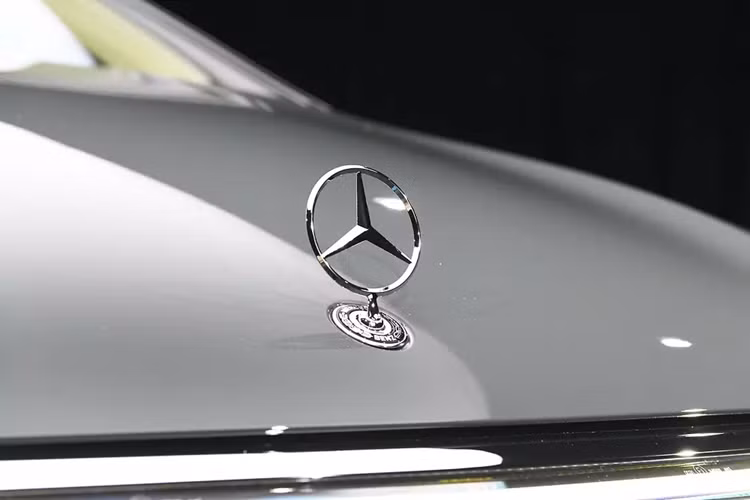 Điểm nhấn của mẫu ô tô điện này nằm ở gói trang bị ngoại thất AMG Line thể thao. Xe được trang bị lưới tản nhiệt mới với những nan mạ crôm nằm ngang giống với Mercedes-Benz S-Class, thay cho các họa tiết hình ngôi sao 3 cánh cũ.