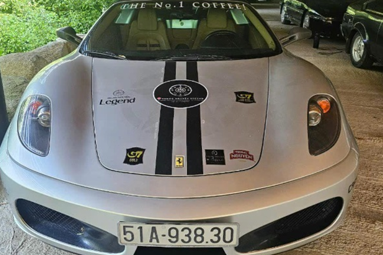 Cùng với Ferrari 488 GTB, “ngựa già” Ferrari 430 Scuderi thứ 2 tại Việt Nam cũng “lên đồ” chuẩn bị đổ bộ "Hành trình siêu xe lớn nhất thế giới". Xe được trang bị động cơ V8, dung tích 4.3 lít như Ferrari F430 nhưng cho công suất tối đa lên đến 503 mã lực (tăng 20 mã lực) và mô-men xoắn cực đại 471 Nm (tăng 6 Nm) tại vòng tua máy 5.250 vòng/phút.