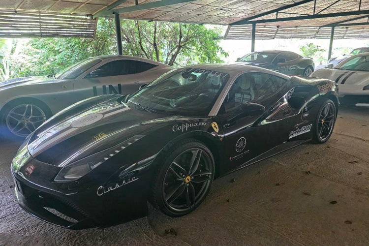 Cung cấp sức mạnh cho Ferrari 458 Spider là động cơ V8 4.5 lít, sản sinh 562 mã lực và mô-men xoắn cực đại 540 Nm. Động cơ đi cùng hộp số ly hợp kép 7 cấp giúp siêu xe chỉ mất 3,4 giây để tăng tốc từ 0 lên 100 km/h và đạt tốc độ tối đa 320 km/h.