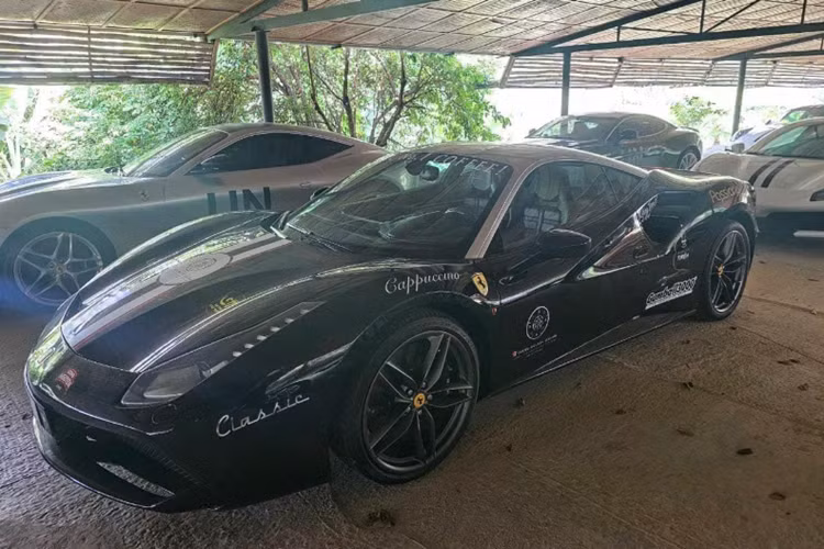 Cung cấp sức mạnh cho Ferrari 458 Spider là động cơ V8 4.5 lít, sản sinh 562 mã lực và mô-men xoắn cực đại 540 Nm. Động cơ đi cùng hộp số ly hợp kép 7 cấp giúp siêu xe chỉ mất 3,4 giây để tăng tốc từ 0 lên 100 km/h và đạt tốc độ tối đa 320 km/h.