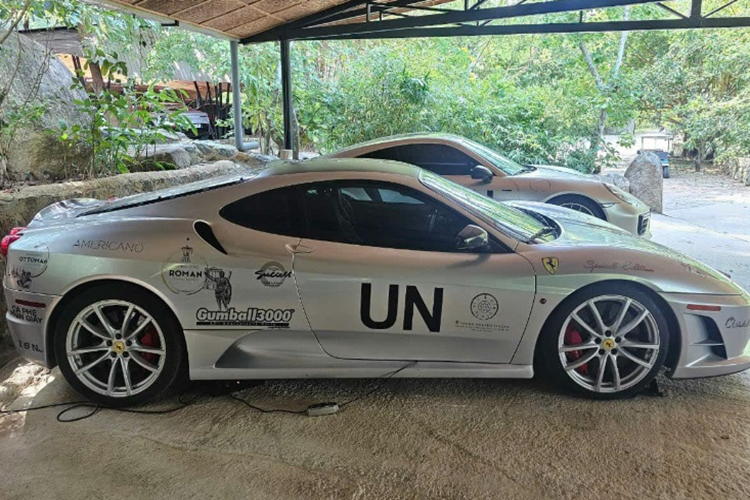 Được biết, đây là chiếc Ferrari Roma thứ 2 về Việt Nam. Nguyên bản, xe sở hữu màu ngoại thất đỏ Rosso Corsa truyền thống của thương hiệu. Tuy nhiên, khi về chung một nhà với vị Chủ tịch cà phê Trung Nguyên, “ngựa chồm” nước Ý đã được thay áo màu bạc và thêm dấu hiệu nhận biết là ký tự “UN” ở thân xe.