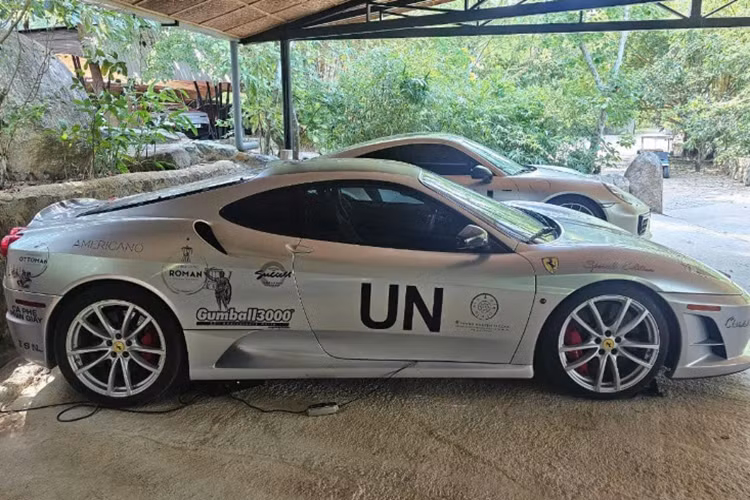 Được biết, đây là chiếc Ferrari Roma thứ 2 về Việt Nam. Nguyên bản, xe sở hữu màu ngoại thất đỏ Rosso Corsa truyền thống của thương hiệu. Tuy nhiên, khi về chung một nhà với vị Chủ tịch cà phê Trung Nguyên, “ngựa chồm” nước Ý đã được thay áo màu bạc và thêm dấu hiệu nhận biết là ký tự “UN” ở thân xe.