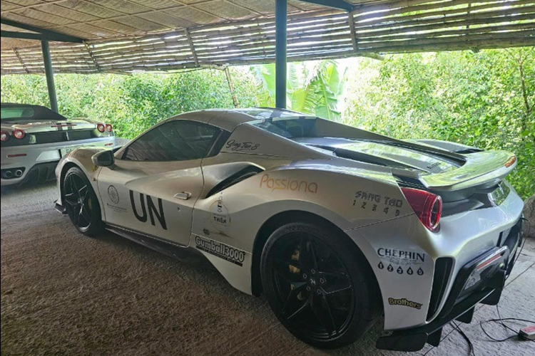 "Trái tim" của Ferrari Roma là khối động cơ V8 3.9L tăng áp với công suất tối đa 612 mã lực và mô-men xoắn cực đại 760 Nm. Đi kèm với đó là hộp số ly hợp kép 8 cấp. Từ đó, siêu phẩm nước Ý có thể tăng tốc từ 0 - 100 km/h chỉ với 3,4 giây trước khi đạt vận tốc tối đa 320 km/h.