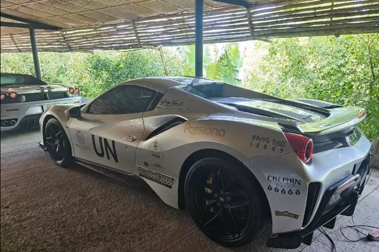 "Trái tim" của Ferrari Roma là khối động cơ V8 3.9L tăng áp với công suất tối đa 612 mã lực và mô-men xoắn cực đại 760 Nm. Đi kèm với đó là hộp số ly hợp kép 8 cấp. Từ đó, siêu phẩm nước Ý có thể tăng tốc từ 0 - 100 km/h chỉ với 3,4 giây trước khi đạt vận tốc tối đa 320 km/h.