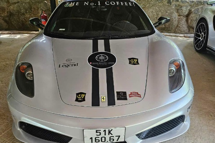 Sự kiện lần này còn có sự góp mặt của chiếc Ferrari 488 GTB. Xe sở hữu động cơ V8 tăng áp kép 3.9 lít, sản sinh 661 mã lực và 760 Nm mô-men xoắn. Động cơ kết hợp với hộp số tự động ly hợp kép 7 cấp, giúp siêu xe có khả năng tăng tốc từ 0-100 km/h trong 3 giây và đạt tốc độ tối đa 330 km/h.