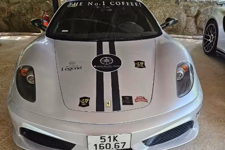 Sự kiện lần này còn có sự góp mặt của chiếc Ferrari 488 GTB. Xe sở hữu động cơ V8 tăng áp kép 3.9 lít, sản sinh 661 mã lực và 760 Nm mô-men xoắn. Động cơ kết hợp với hộp số tự động ly hợp kép 7 cấp, giúp siêu xe có khả năng tăng tốc từ 0-100 km/h trong 3 giây và đạt tốc độ tối đa 330 km/h.