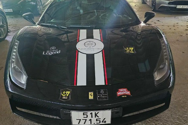 Ferrari 360 Spider của Qua Vũ là chiếc đầu tiên về Việt Nam cũng được dán decal, chuẩn bị mang đến Gumball 3000. Hiện tại trong bộ sưu tập của “Qua” Vũ có ít nhất 2 chiếc 360 Spider với 2 phối màu đỏ và bạc.