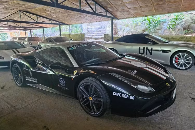 Trước thềm sự kiện, dàn siêu xe của Đặng Lê Nguyên Vũ cũng tất bật “thay áo mới”, chuẩn bị trưng bày tại Gumball 3000. Được biết, dàn siêu xe Ferrari của vua cafe Việt có khoảng 15 chiếc, cùng vài siêu phẩm khác là: Bugatti Veyron, Ford GT và Ford GT '67 Heritage Edition.