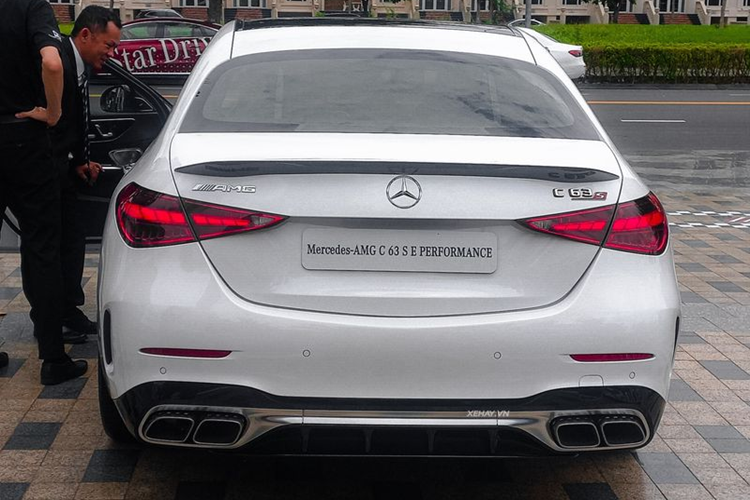 Mercedes-Benz Việt Nam cho biết mẫu AMG C63 S E Performance sẽ được mở bán từ giữa năm nay và được nhập khẩu từ Đức với số lượng hạn chế. Mức giá xe Mercedes-AMG C63 S E Performance tại Việt Nam khởi điểm từ 4,9 tỷ đồng.