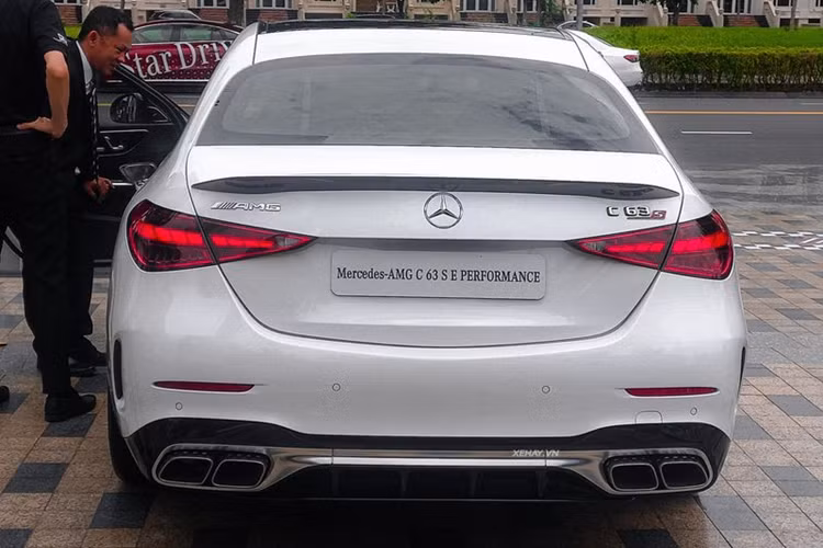 Mercedes-Benz Việt Nam cho biết mẫu AMG C63 S E Performance sẽ được mở bán từ giữa năm nay và được nhập khẩu từ Đức với số lượng hạn chế. Mức giá xe Mercedes-AMG C63 S E Performance tại Việt Nam khởi điểm từ 4,9 tỷ đồng.