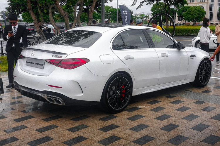 Khi vận hành thuần điện, Mercedes-AMG C63 S E Performance có thể đi được nhiều nhất 15km, tốc độ tối đa được giới hạn ở mức 125km/h.