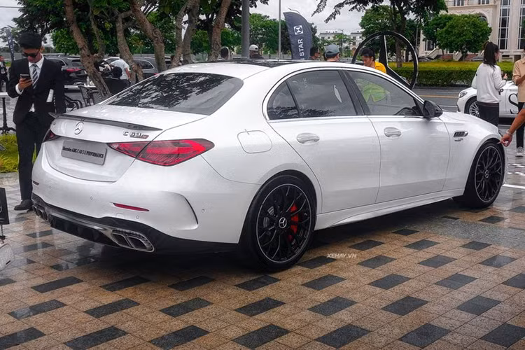 Khi vận hành thuần điện, Mercedes-AMG C63 S E Performance có thể đi được nhiều nhất 15km, tốc độ tối đa được giới hạn ở mức 125km/h.