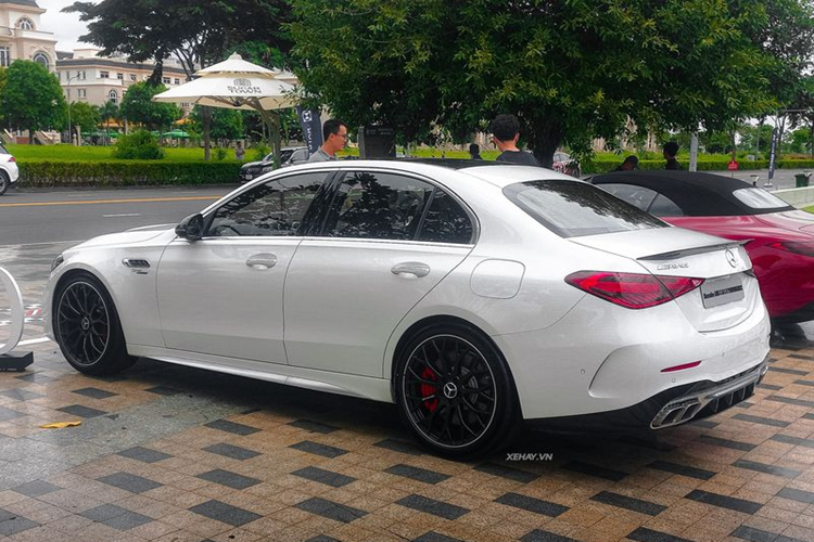 AMG C63 S E Performance được trang bị nhiều công nghệ thừa hưởng từ đội đua Mercedes ở giải đua công thức 1. Động cơ mang mã M139 của mẫu xe này hiện là máy 4 xi-lanh mạnh nhất thế giới, lắp ráp thủ công tại Đức bởi phân nhánh thể thao AMG.