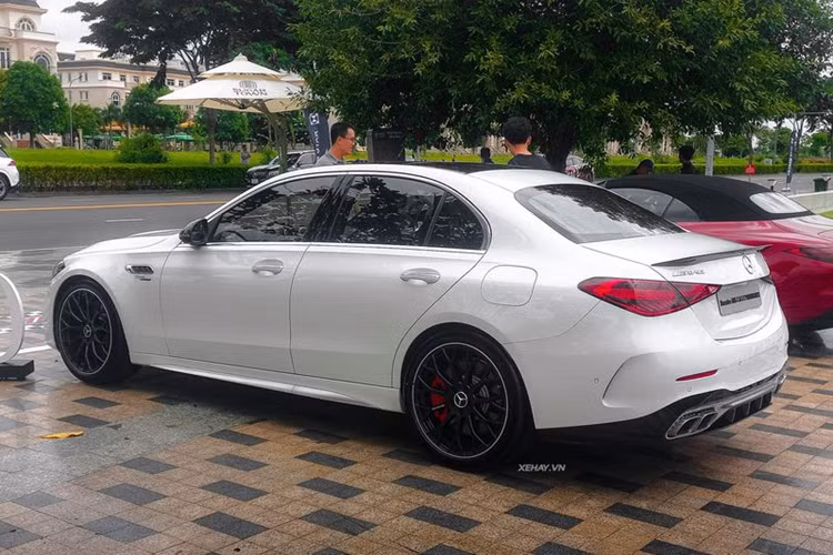 AMG C63 S E Performance được trang bị nhiều công nghệ thừa hưởng từ đội đua Mercedes ở giải đua công thức 1. Động cơ mang mã M139 của mẫu xe này hiện là máy 4 xi-lanh mạnh nhất thế giới, lắp ráp thủ công tại Đức bởi phân nhánh thể thao AMG.