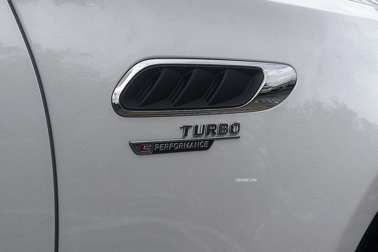 Mercedess-AMG C63 S E Performance là biến thể mạnh và đắt nhất của dòng sedan C-Class. Xe được trang bị hệ thống truyền động PHEV với động cơ tăng áp 4 xi-lanh 2.0, bổ trợ bởi mô tơ điện ở cầu sau lấy năng lượng từ bộ pin 6,1 kWh.