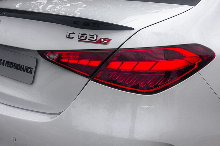 Sức mạnh của hệ truyền động này lên tới 680 mã lực, đi kèm mô-men xoắn 1.020 Nm. Kết hợp với hộp số tự động 9 cấp và hệ dẫn động 4 bánh toàn thời gian, xe chỉ mất 3,4 giây để tăng tốc từ 0-100km/h, trước khi đạt vận tốc tối đa 280km/h.