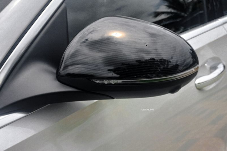 Về ngoại thất, mẫu xe sang Mercedes-AMG C63 S E Performance được trang bị gói nâng cấp thể thao AMG Carbon Package với cánh gió AMG ốp carbon, mâm hợp kim AMG 20 inch có thiết kế nan đa chấu sơn đen bóng, gương chiếu hậu ngoại thất ốp sợi carbon...