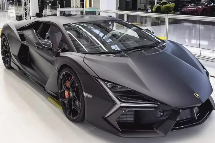 Thông tin về việc đại gia có biệt danh Jacky chốt đơn mua chiếc siêu xe hybrid Lamborghini Revuelto gần 55 tỷ đồng, đã nhận được sự quan tâm không nhỏ của giới mê xe trong nước. Thú vị hơn, trước đó dân chơi này đã rao bán 2 chiếc siêu xe giới hạn Lamborghini Aventador SVJ, nhiều khả năng dọn chỗ để đón xe mới về.