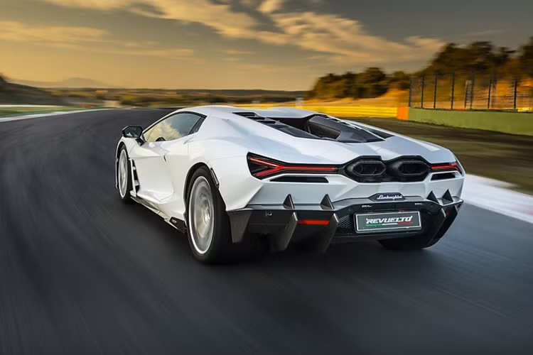 Đồng thời lại tạo ra công suất tối đa lớn hơn, đạt 825 mã lực tại tua máy 9.250 vòng/phút, cao hơn 125 mã lực so với Aventador. Kết hợp với mô-tơ điện, động cơ của siêu xe này tạo ra công suất tổng cộng 1.015 mã lực. Đây là siêu xe thương mại đầu tiên của hãng Lamborghini có công suất tối đa vượt ngưỡng 1.000 mã lực.