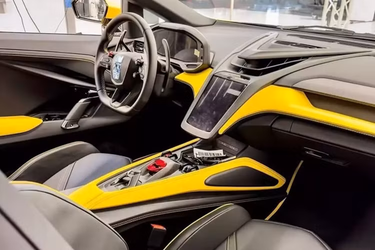 Cụ thể hơn, tùy chọn bộ mâm Titanium của xe có giá 441 triệu đồng, lốp thể thao có giá 143.700 triệu đồng, như vậy, riêng dàn chân xe đã tiêu tốn của đại gia Jacky khoảng 584 triệu đồng.