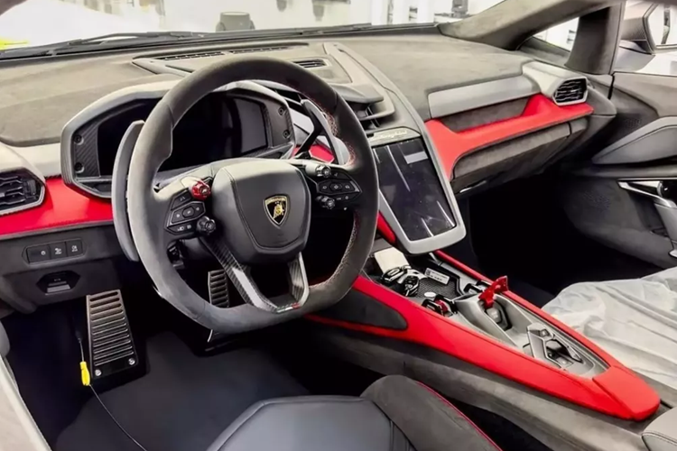 Trong bảng tùy chọn đồ chơi cho Lamborghini Revuelto có gói ngoại thất đen bóng trị giá gần 700 triệu đồng, ngoài ra, 1 số tùy chọn lặt vặt khác có giá từ vài chục triệu đến trăm triệu đồng, khiến cho tổng option trên xe Lamborghini Revuelto của đại gia Jacky là 5,3 tỷ đồng.