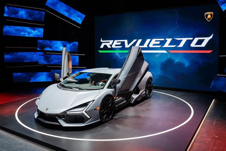 So với đàn anh Lamborghini Aventador Ultimae, siêu xe mới này tăng tốc nhanh hơn nhưng vận tốc tối đa thấp hơn 5 km/h, thậm chí so với đối thủ Ferrari SF90 Stradale, Lamborghini Revuelto dù dùng máy mạnh hơn, công suất cao hơn nhưng 0-100 km/h tương đương nhau.