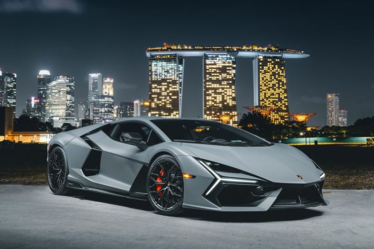 Những thông số ấn tượng trên đã giúp cho siêu xe Lamborghini Revuelto LB744 có thể tăng tốc từ vị trí xuất phát lên 100 km/h trong thời gian 2,5 giây, từ 0-200 km/h trong thời gian dưới 7 giây và đạt vận tốc tối đa 350 km/h.
