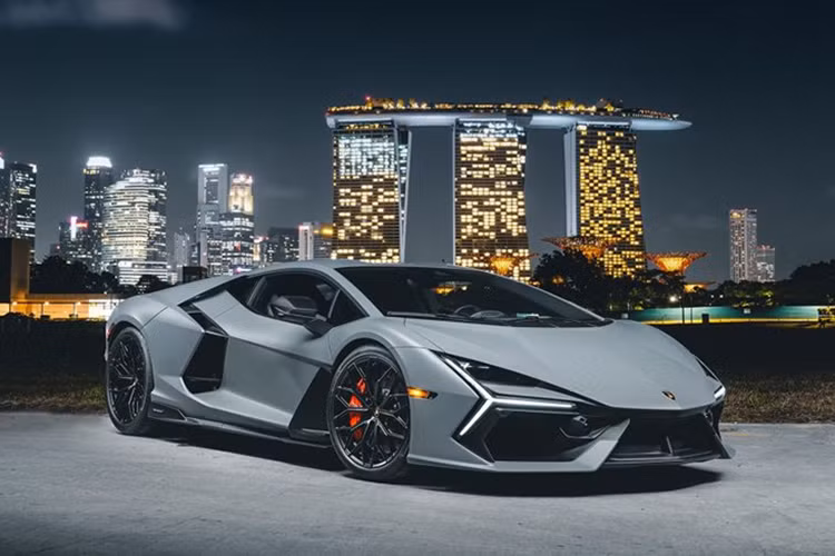 Những thông số ấn tượng trên đã giúp cho siêu xe Lamborghini Revuelto LB744 có thể tăng tốc từ vị trí xuất phát lên 100 km/h trong thời gian 2,5 giây, từ 0-200 km/h trong thời gian dưới 7 giây và đạt vận tốc tối đa 350 km/h.