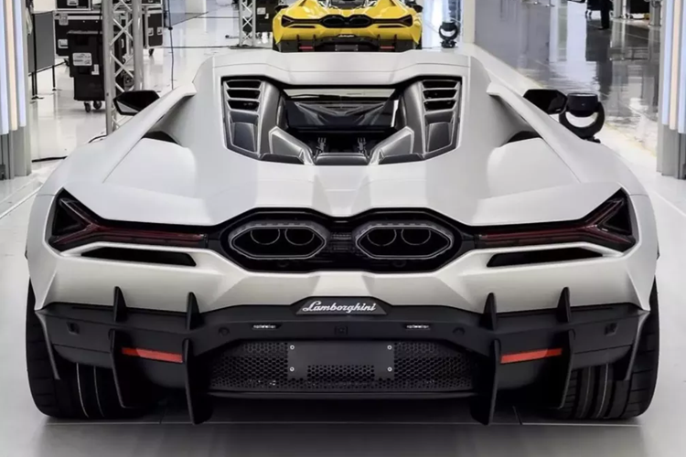 Là siêu xe thương mại đầu tiên của Lamborghini được trang bị hệ truyền động plug-in hybrid (PHEV), vì thế, Revuelto nhận được nhiều sự quan tâm, trong đó, siêu bò này dù vẫn dùng máy xăng V12 như các bản đàn anh nhưng lại nhẹ hơn 17 kg,