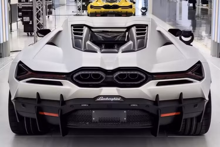 Là siêu xe thương mại đầu tiên của Lamborghini được trang bị hệ truyền động plug-in hybrid (PHEV), vì thế, Revuelto nhận được nhiều sự quan tâm, trong đó, siêu bò này dù vẫn dùng máy xăng V12 như các bản đàn anh nhưng lại nhẹ hơn 17 kg,